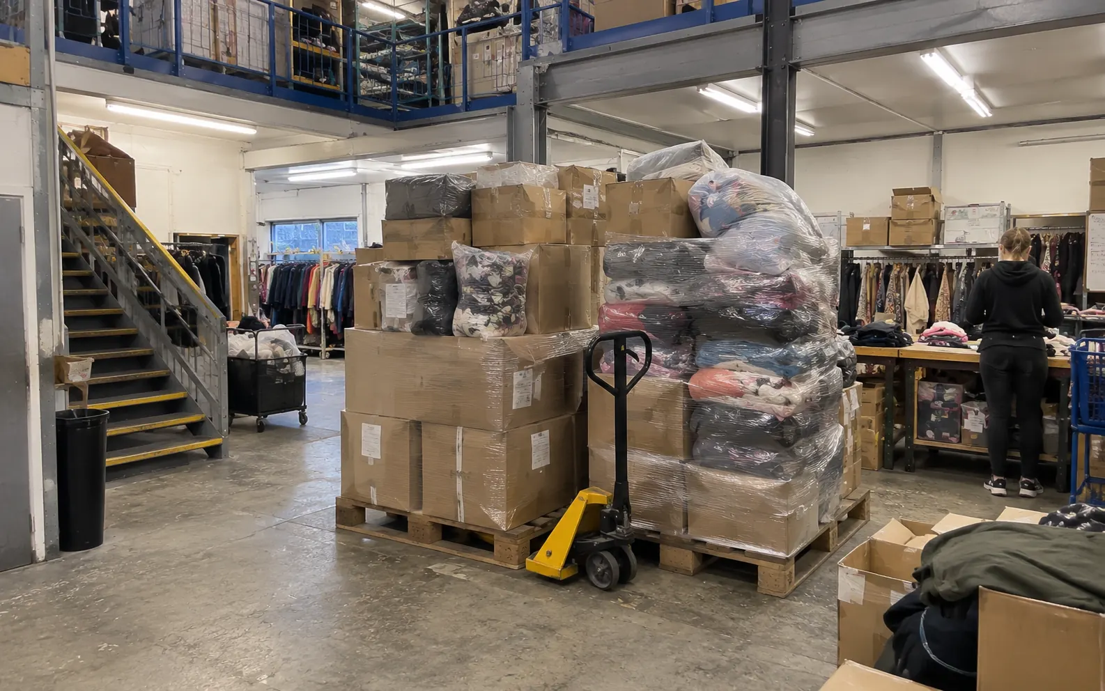 Palletised customer returns in a stockroom